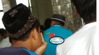 Viral di Twitter, Ada yang Unik, Perhatikan Baju Jemaah Salat di Masjid Ini