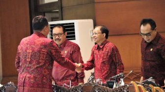 Pelantikan DPRD Gunakan Pakaian Adat, Koster: Cinta Budaya Bali, Tunjukkan 