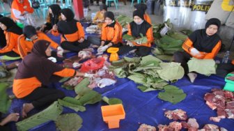 Polres Bojonegoro Bagikan Daging Qurban Pakai Daun Jati
