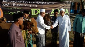 Usai Sholat Ied, Bupati Sampang Bagikan Hewan Qurban
