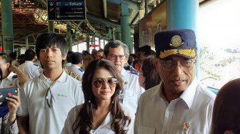 Menhub Ajak Artis Naik KRL Resmikan Stasiun Telaga Murni Bekasi