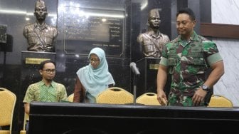 Kepala Staf TNI Angkatan Darat (Kasad) Jenderal TNI Andika Perkasa memberikan keterangan terkait polemik taruna Akmil Enzo Zenz Allie di Mabes TNI AD, Jakarta, Selasa (13/8).[Suara.com/Arya Manggala]