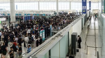 Suasana di Bandara Internasional Hong Kong, Cina, Selasa (13/8). [Philip FONG / AFP]
