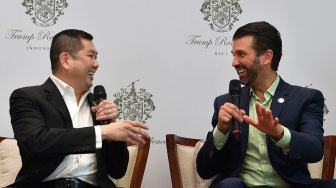 Putra sulung Presiden Amerika Serikat Donald Trump, Donald Trump Jr (kanan) selaku Executive Vice President Trump Organization bersama Chairman MNC Group Hary Tanoesoedibjo melakukan sesi foto dalam pra peluncuran Trump Residences Indonesia di kantor Marketing Gallery Trump Residences Indonesia, Jakarta, Selasa (13/8). [ANTARA FOTO/Sigid Kurniawan] 