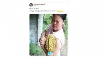 Greget Abis, Wanita Ini Buka Durian Cuma Pakai Tangan Kosong