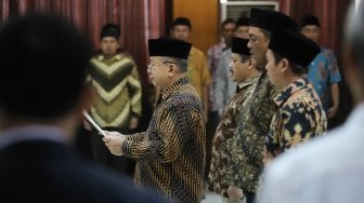 Keluarga besar Harokah Islam Indonesia, eks DI/TII dan eks NII membacakan ikrar setia kepada Pancasila, UUD 1945, dan Bhinneka Tunggal Ika di Kantor Kemenko Polhukam, Jakarta, Selasa (13/8). [Suara.com/Arya Manggala]