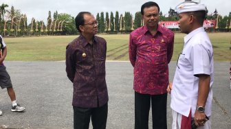 Ratusan Petugas dan Warga Padamkan Api di Gunung Batukaru