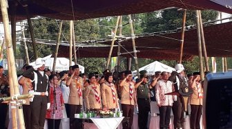 Jokowi Upacara HUT ke-58 Pramuka, Dapat Lencana dari Buwas