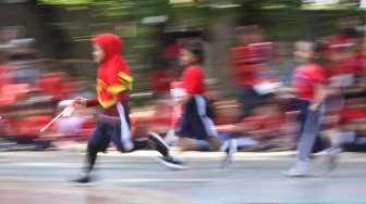 Sejumlah murid TK Negeri Tegal mengikuti lomba di Taman Menteng, Jakarta, Rabu (14/8). [Suara.com/Oke Atmaja]