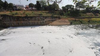 Tercemar Limbah, Air Sungai Banjir Kanal Timur Berbusa