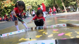 Sejumlah murid TK Negeri Tegal mengikuti lomba di Taman Menteng, Jakarta, Rabu (14/8). [Suara.com/Oke Atmaja]