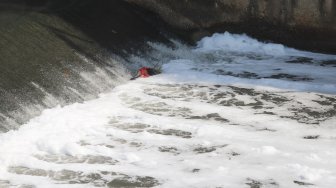 Suasana sungai Banjir Kanal Timur (BKT) yang diselimuti busa di kawasan Cipinang Muara, Jakarta, Rabu (14/8). . [Suara.com/Arya Manggala]