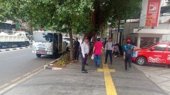 Dishub Bakal Derek Mobil yang Parkir di Trotoar Depan Kantor PSI