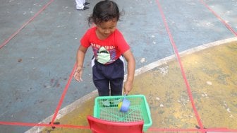 Sejumlah murid TK Negeri Tegal mengikuti lomba di Taman Menteng, Jakarta, Rabu (14/8). [Suara.com/Oke Atmaja]