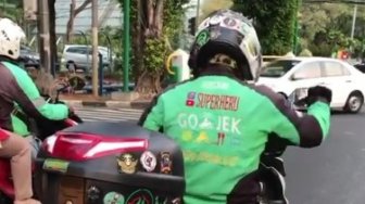 Antre Lampu Merah Sambil Joget di Atas Motor, Ojol Ini Banjir Hujatan