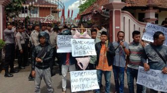 Bupati Pamekasan Dapat Hadiah Pakaian dalam Wanita dari Alpart