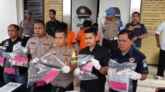 Modal Pistol Mainan, Edo dan Romdom Rampok Duit Puluhan Juta di Mini Market