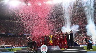 
Para pemain Liverpool merayakan kemenangannya di podium setelah memenangkan pertandingan sepak bola UEFA Super Cup 2019 antara Liverpool melawan Chelsea di Stadion Besiktas Park, Istanbul, Turki, Kamis (15/8) dini hari WIB. [Bulent Kilic / AFP]