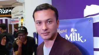 Sosok Perempuan Misterius di Postingan Nicholas Saputra Bikin Geger