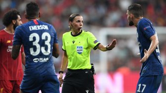 Wasit Stephanie Frappart saat memimpin pertandingan sepak bola Piala Super Eropa 2019 antara Liverpool melawan Chelsea di Stadion Besiktas Park, Istanbul, Turki, Kamis (15/8) dini hari WIB. [Bulent Kilic / AFP]