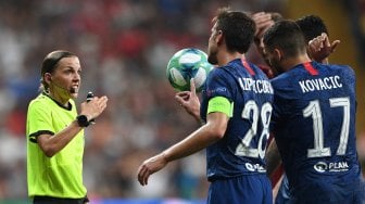 Wasit Stephanie Frappart saat memimpin pertandingan sepak bola Piala Super Eropa 2019 antara Liverpool melawan Chelsea di Stadion Besiktas Park, Istanbul, Turki, Kamis (15/8) dini hari WIB. [Bulent Kilic / AFP]