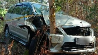 Lakalantas Seruduk Pohon Jati, Kijang Innova di Jepara Ringsek Parah