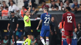 Wasit Stephanie Frappart saat memimpin pertandingan sepak bola Piala Super Eropa 2019 antara Liverpool melawan Chelsea di Stadion Besiktas Park, Istanbul, Turki, Kamis (15/8) dini hari WIB. [Bulent Kilic / AFP]