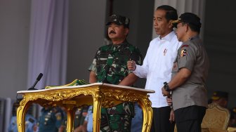 Presiden Joko Widodo (tengah) didampingi Panglima TNI Marsekal TNI Hadi Tjahjanto (kiri) dan Kapolri Jenderal Pol Tito Karnavian menyaksikan gladi bersih Upacara Peringatan Detik-detik Proklamasi 17 Agustus di halaman Istana Merdeka, Jakarta, Kamis (15/8). [ANTARA FOTO/Wahyu Putro]