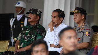 Presiden Joko Widodo (tengah) didampingi Panglima TNI Marsekal TNI Hadi Tjahjanto (kiri) dan Kapolri Jenderal Pol Tito Karnavian menyaksikan gladi bersih Upacara Peringatan Detik-detik Proklamasi 17 Agustus di halaman Istana Merdeka, Jakarta, Kamis (15/8). [ANTARA FOTO/Wahyu Putro]