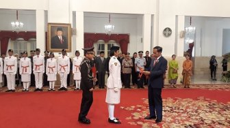 Cium Bendera Merah Putih saat Pengukuhan, Inilah 5 Pesona Paskibra Alamanda