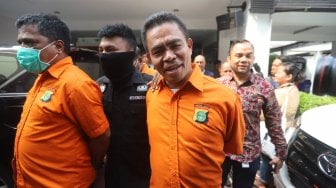 Tokoh pemuda Maluku, Umar Kei dihadirkan saat rilis pengungkapan tindak pidana narkotika jenis sabu di Polda Metro Jaya, Jakarta, Kamis (15/8). [Suara.com/Arya Manggala]