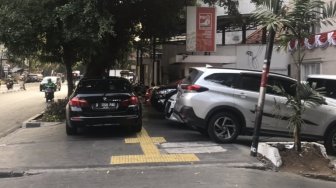 Ramai Mobil Parkir di Trotoar di Depan Kantor PSI, Sedan Ini Jadi Sorotan