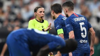 Wasit Stephanie Frappart saat memimpin pertandingan sepak bola Piala Super Eropa 2019 antara Liverpool melawan Chelsea di Stadion Besiktas Park, Istanbul, Turki, Kamis (15/8) dini hari WIB. [Bulent Kilic / AFP]