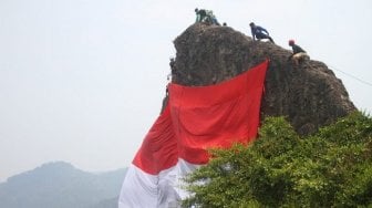 Peringati Kemerdekaan, Warga Bogor Kibarkan Bendera di Puncak Gunung Munara