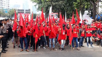 Demo Buruh di Depan DPR Bergeser ke Jalan Gerbang Pemuda