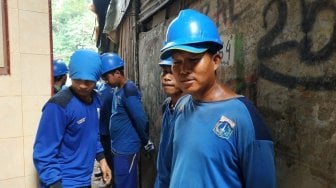 Diperintah Anies, Petugas Mulai Bongkar Reklamasi di Kali Ciliwung