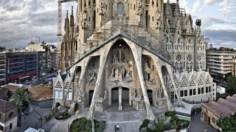 (Wikimedia Commons Sagrada Familia Official)