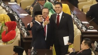 Sejumlah Anggota DPR-DPD-MPR selfie sebelum mengikuti Sidang Tahunan MPR di Kompleks Parlemen, Senayan, Jakarta, Jumat (16/8). [Suara.com/Arya Manggala]