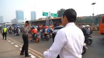 Aksi Jalan Kaki Sandiaga ke Gedung MPR Bikin Heboh Pengedara