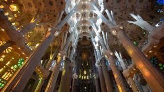 Bagian dalam La Sagrada Familia (Wikimedia Commons Robert Gombos)