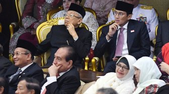 Wakil Presiden Terpilih Ma'ruf Amin (kiri) dan mantan calon Wakil Presiden Sandiaga Uno (kanan) mengikuti Sidang tahunan MPR RI di Kompleks Parlemen, Senayan, Jakarta, Jumat (16/8). [ANTARA FOTO/Sigid Kurniawan]