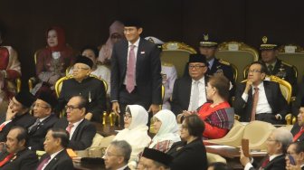 
Wakil Presiden Terpilih Ma'ruf Amin (kiri) dan mantan calon Wakil Presiden Sandiaga Uno (kanan) mengikuti Sidang tahunan MPR RI di Kompleks Parlemen, Senayan, Jakarta, Jumat (16/8). [Suara.com/Arya Manggala]