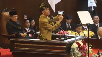 Presiden Joko Widodo menyampaikan pidato kenegaraan dalam rangka HUT Ke-74 Kemerdekaan RI saat sidang bersama DPD-DPR di Kompleks Parlemen, Jakarta, Jumat (16/8). [Suara.com/Arya Manggala]
