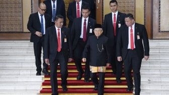 Wakil Presiden terpilih periode 2019-2024 Ma'ruf Amin (tengah) menghadiri Sidang Bersama DPD-DPR di Kompleks Parlemen, Senayan, Jakarta, Jumat (16/8). [ANTARA FOTO/Puspa Perwitasari]