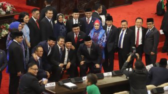 Sejumlah Anggota DPR-DPD-MPR selfie sebelum mengikuti Sidang Tahunan MPR di Kompleks Parlemen, Senayan, Jakarta, Jumat (16/8). [Suara.com/Arya Manggala]