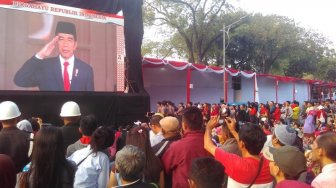 Lebih Banyak Dari Pagi, Antusiasme Warga Saksikan Penurunan Bendera Tinggi