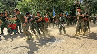 Prajurit Korps Marinir TNI AL dan Marinir Amerika Serikat (USMC) mengikuti perlombaan balap bakiak memeriahkan HUT ke-74 Kemerdekaan RI di Hutan Selogiri, Ketapang, Banyuwangi, Jawa Timur, Sabtu (17/8). [ANTARA FOTO/Budi Candra Setya]