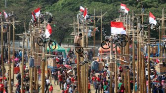 Warga mengikuti lomba panjat pinang kolosal dalam rangka HUT ke-74 Kemerdekaan RI di Pantai Karnaval, Ancol, Jakarta, Sabtu (17/8). [Suara.com/Arya Manggala]