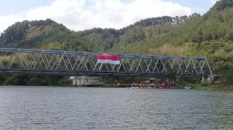 Bendera Merah Putih Jumbo Berkibar di Jembatan Kereta Api Sungai Serayu