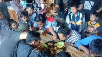 Unik, Warga Sumenep Gelar Lomba Makan Melon Kangean